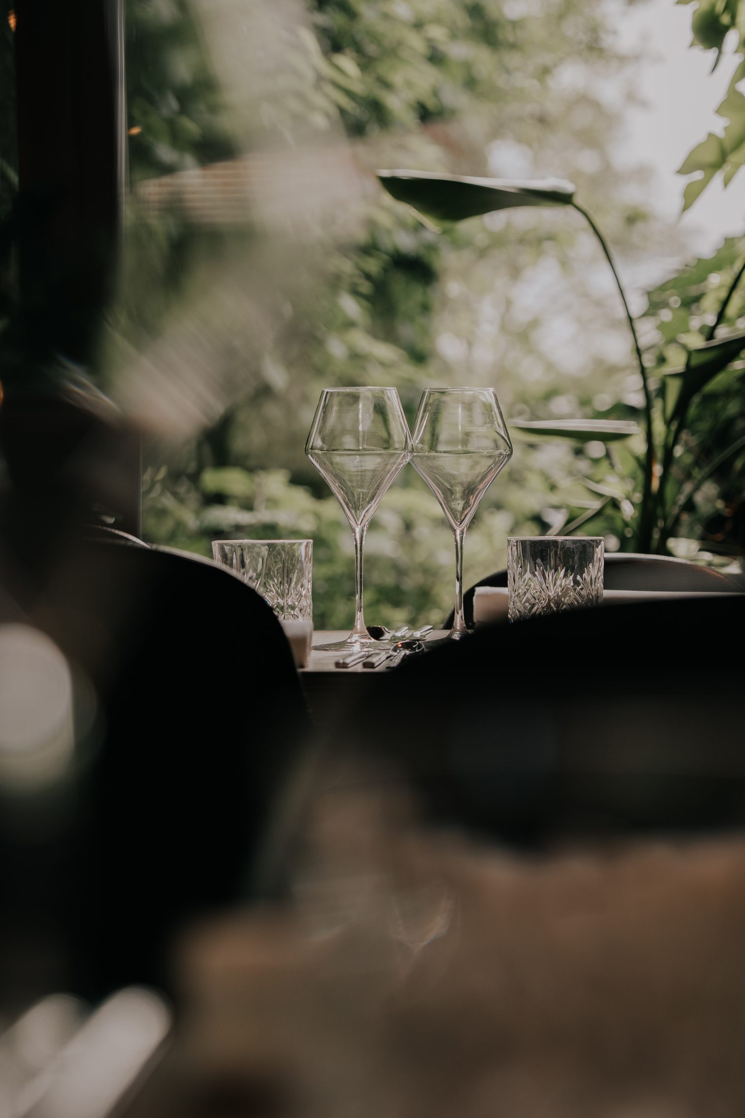 Les verres sur la terrasse