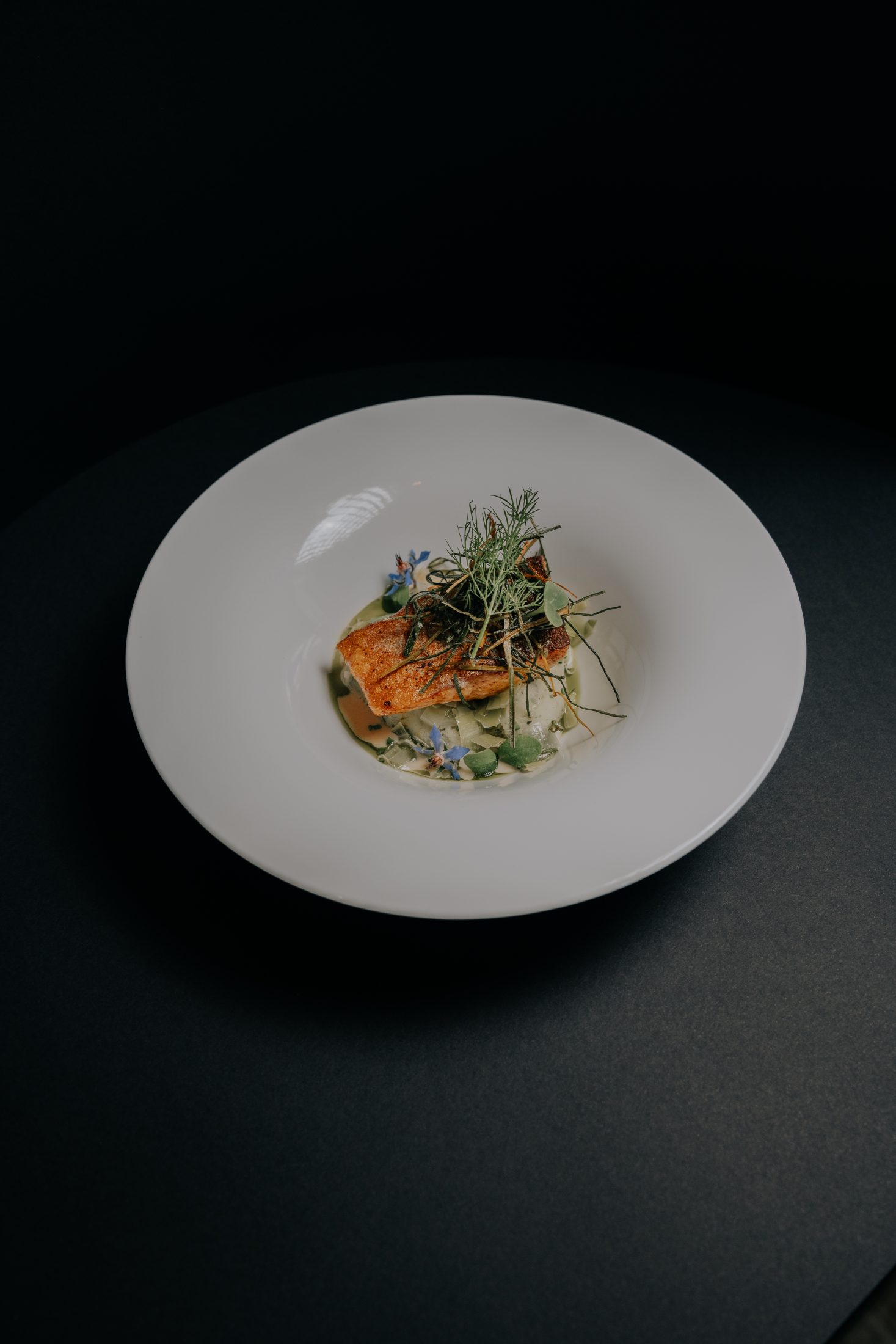 Filet de poisson et jeunes pousses